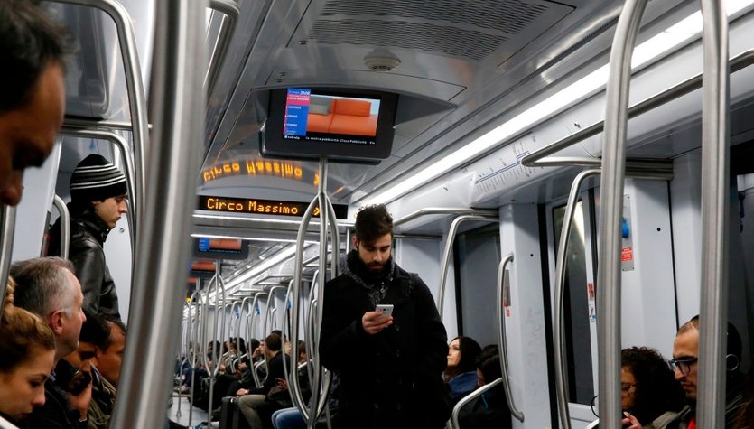  Przetłumaczyli nazwy w metrze. Mieszkańcy pękają ze śmiechu