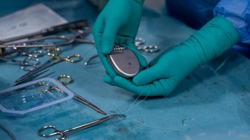 W dwóch warszawskich ośrodkach po raz pierwszy w Polsce poza badaniami klinicznymi wszczepiono pacjentom innowacyjne kardiowertery-defibrylatory serca EV-ICD Aurora, które mają chronić przed nagłym zgonem sercowym.