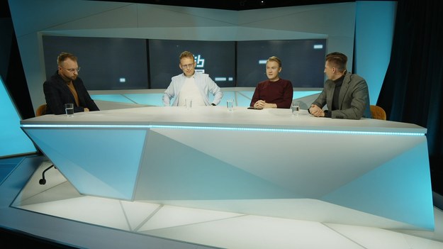 "Do jednej bramki" NA ŻYWO w każdy poniedziałek o godz. 12.00 w Interii oraz  Polsat BOX Go .
W tekście zawarto link serwisu partnerskiego
