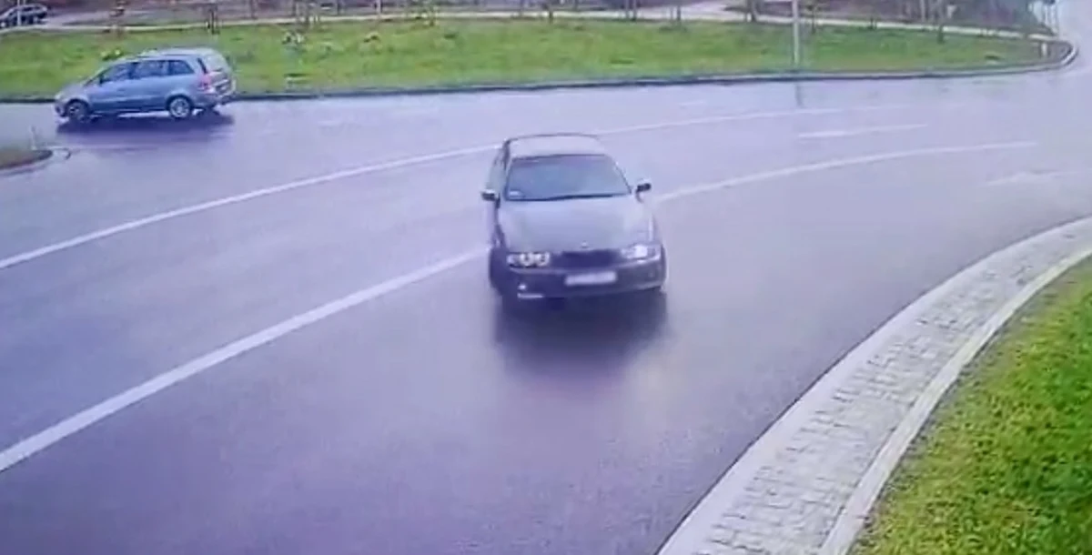 Mandatem w wysokości 3 tysięcy złotych ukarano 19-latka, który driftował na rondzie w Zielonej Górze. Popisy młodego kierowcy zarejestrowały kamery miejskiego monitoringu.