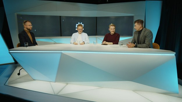 "Do jednej bramki" NA ŻYWO w każdy poniedziałek o godz. 12.00 w Interii oraz  Polsat BOX Go .
W tekście zawarto link serwisu partnerskiego
