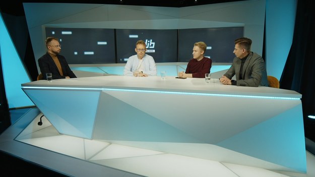 "Do jednej bramki" NA ŻYWO w każdy poniedziałek o godz. 12.00 w Interii oraz  Polsat BOX Go .
W tekście zawarto link serwisu partnerskiego
