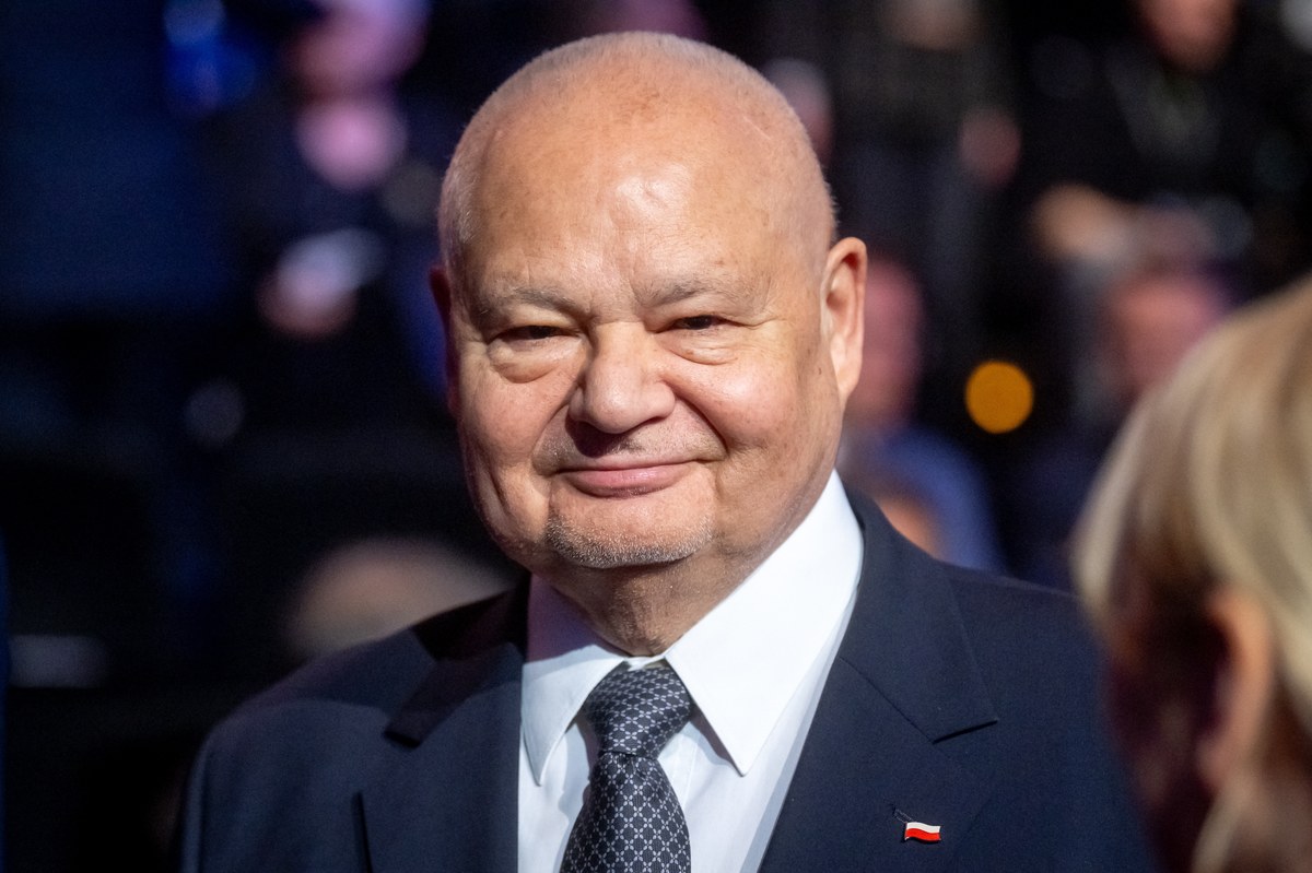 ​Prezes Narodowego Banku Polskiego Adam Glapiński żadną miarą nie powinien podlegać ocenie Trybunału Stanu, ponieważ decyzje dotyczące poziomu stóp są decyzjami kolegialnymi - powiedział w poniedziałek na konferencji prasowej premier Mateusz Morawiecki.