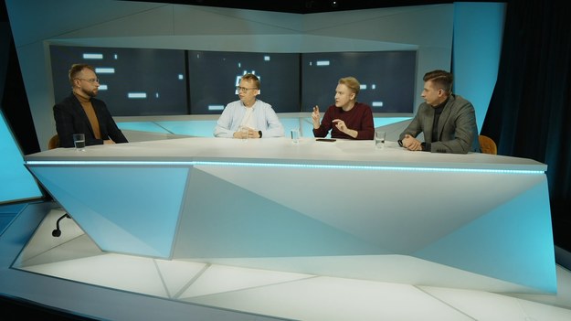 "Do jednej bramki" NA ŻYWO w każdy poniedziałek o godz. 12.00 w Interii oraz  Polsat BOX Go .
W tekście zawarto link serwisu partnerskiego
