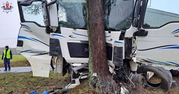 66-letni kierowca ciężarówki zmarł w wypadku na drodze krajowej nr 74 koło Kraśnika w Lubelskiem. Do szpitala został zabrany kierujący samochodem osobowym.
