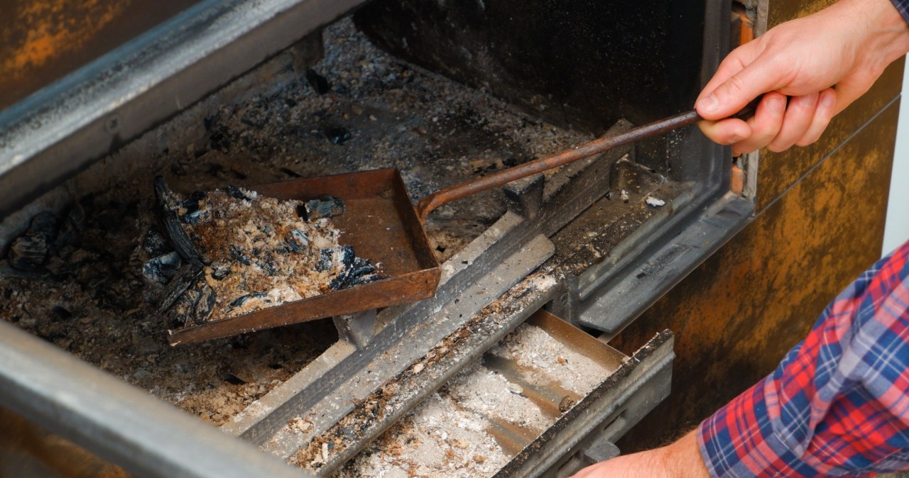 Nie wyrzucaj byle gdzie! Do jakiego pojemnika powinien trafić popiół?