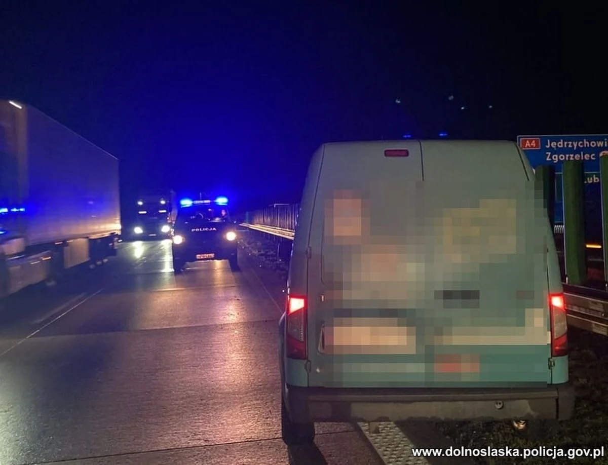 Kompletnie pijany 31-latek autem dostawczym jechał pod prąd autostradą A4. Zareagował inny kierowca, który wyciągnął kluczyki ze stacyjki samochodu. Po zatrzymaniu przez policję okazało się, że mężczyzna miał ponad 3 promile alkoholu w organizmie.    