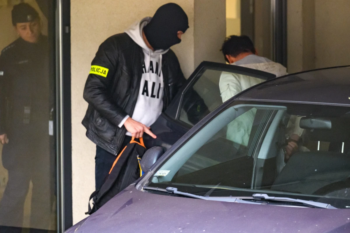 Trzy zarzuty zabójstwa w zamiarze bezpośrednim usłyszał 42-latek, który został zatrzymany ws. potrójnego zabójstwa w Puszczykowie - poinformowała prokuratura. Mężczyzna przyznał się do winy. Decyzją sądu w Poznaniu został aresztowany. W sobotę w mieszkaniu w Puszczykowie (Wielkopolskie) odkryto zwłoki 29-letniej kobiety i dwóch małych dziewczynek.