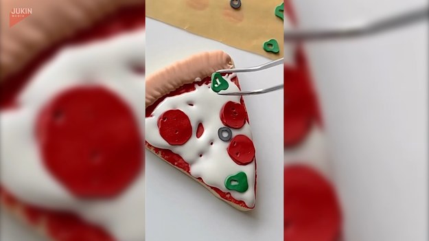 Nietypowe ozdoby świątecznych ciasteczek? Bardzo proszę! Zobaczcie tylko, jak w prosty sposób przygotować ciastka na wzór kawałków pizzy.