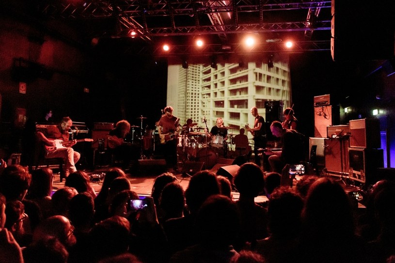 Nazywana legendą post rocka, kanadyjska formacja Godspeed You! Black Emperor w kwietniu 2024 r. zagra trzy koncerty w Polsce. Grupa słynie z intensywnych i długich występów.
