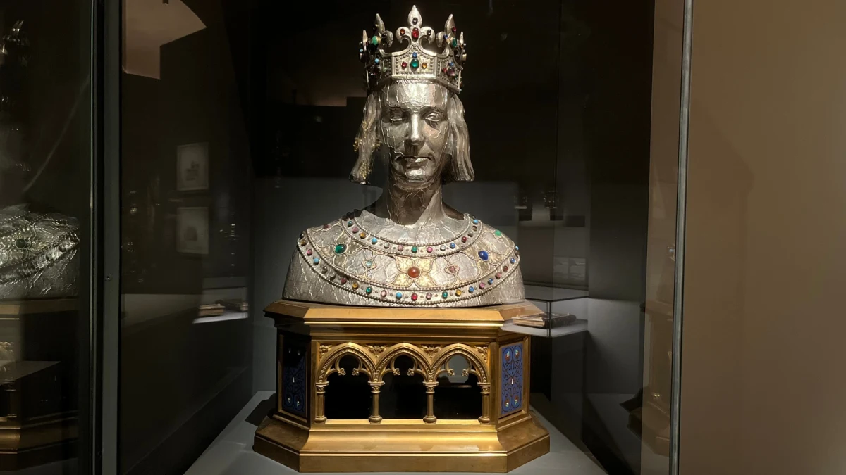 Bezcenne dzieła sztuki, relikwiarze i naczynia liturgiczne - uratowane w 2019 roku w czasie wielkiego pożaru z katedry Notre-Dame - mogą być znowu podziwiane przez turystów. Specjalna wystawa tych niezwykłych eksponatów p.t. "Skarb paryskiej Notre-Dame" została zorganizowana w Luwrze.