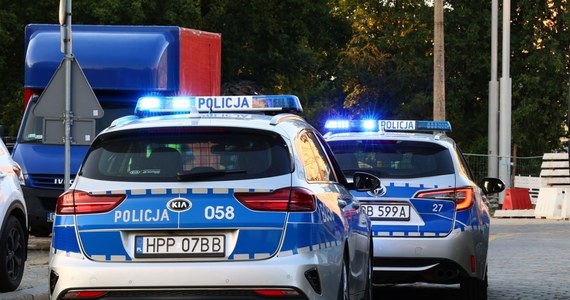 26-letni obcokrajowiec podejrzany o potrącenie policjanta został zatrzymany przez funkcjonariuszy z Dolnego Śląska. Mundurowego potrącił kierowca samochodu osobowego, który nie zatrzymał się do kontroli drogowej.