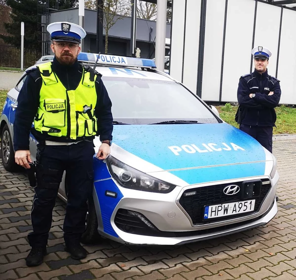 71-letni kierowca samochodu osobowego potrzebował pomocy policjantów, którzy zatrzymali go do kontroli drogowej. Konieczna była interwencja zespołu ratownictwa medycznego.