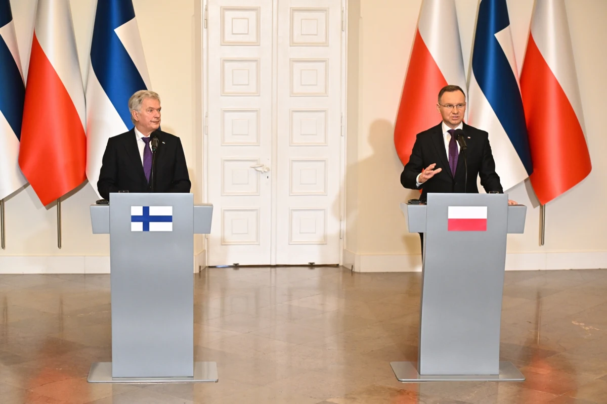 Andrzej Duda spotkał się w poniedziałek z prezydentem Finlandii Sauli Niinistö. Przywódcy omawiali problemy z migrantami na granicach obu państw i zadeklarowali, że pomoc dla Ukrainy walczącej z rosyjskim najeźdźcą nie może zostać osłabiona.