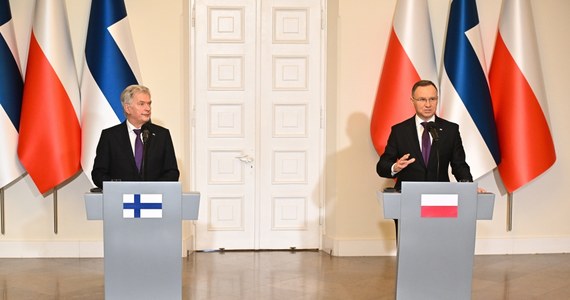 Andrzej Duda spotkał się w poniedziałek z prezydentem Finlandii Sauli Niinistö. Przywódcy omawiali problemy z migrantami na granicach obu państw i zadeklarowali, że pomoc dla Ukrainy walczącej z rosyjskim najeźdźcą nie może zostać osłabiona.