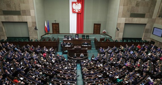 Pierwsze posiedzenie Sejmu będzie kontynuowane we wtorek i środę w tym tygodniu oraz we wtorek 28 listopada. W najbliższy wtorek posłowie wybiorą skład sejmowych komisji, w środę odbędzie się pierwsze czytanie obywatelskiego projektu ustawy o refundacji in vitro - poinformowała po Prezydium Sejmu wicemarszałek Sejmu Monika Wielichowska (KO).