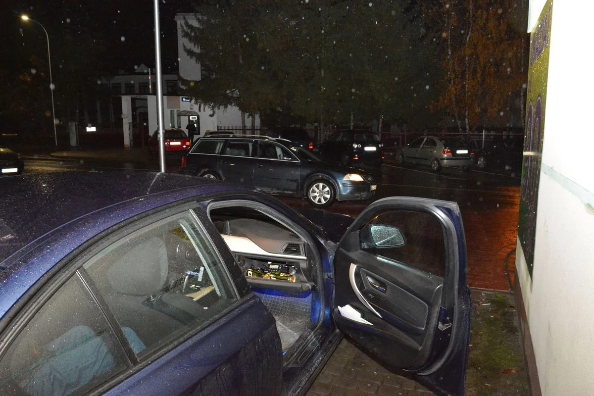 Najpierw nieprawidłowo zaparkował samochód. Policjanci chcieli go za to ukarać mandatem w kwocie 100 złotych i jednym punktem karnym. Postanowił jednak spróbować mundurowych przekupić i dał im... dwa piwa. Propozycja została odrzucona, a składający ją stanie przed sądem.