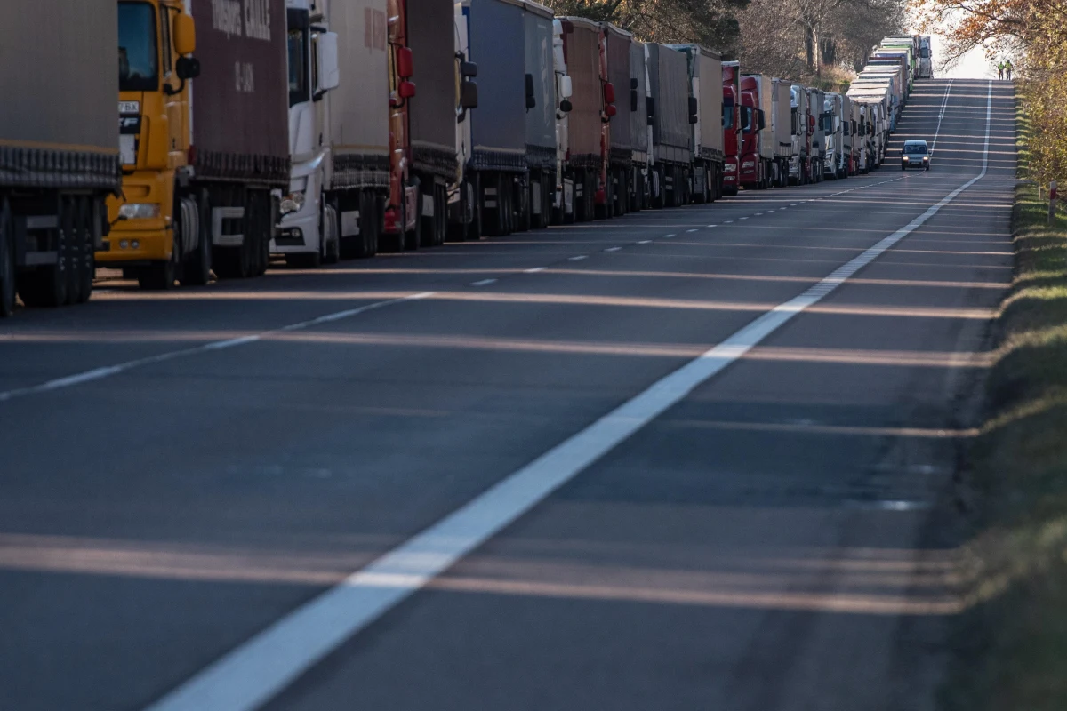 Polskie władze głosowały w Brukseli za unijną umową z Ukrainą znoszącą zezwolenia dla ukraińskich przewoźników oraz za jej przedłużaniem do czerwca 2024 r. To ustalania dziennikarki RMF FM w Brukseli. Chodzi o umowę w sprawie transportu drogowego towarów między UE a Ukrainą zawartą w czerwcu 2022 roku i przedłużoną w marcu do czerwca przyszłego roku. 