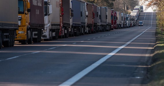 Polskie władze głosowały w Brukseli za unijną umową z Ukrainą znoszącą zezwolenia dla ukraińskich przewoźników oraz za jej przedłużaniem do czerwca 2024 r. To ustalania dziennikarki RMF FM w Brukseli. Chodzi o umowę w sprawie transportu drogowego towarów między UE a Ukrainą zawartą w czerwcu 2022 roku i przedłużoną w marcu do czerwca przyszłego roku. 