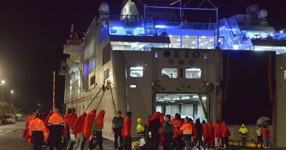 ​Dwuletnia dziewczynka zginęła, o osiem osób jest zaginionych - to wstępny, podany przez Ansę bilans poniedziałkowej katastrofy łodzi z migrantami niedaleko brzegów Lampedusy. Na pokładzie łodzi, która wypłynęła z Tunezji i zatonęła blisko włoskiej wyspy, było według relacji rozbitków 53 migrantów. Kuter z około 400 migrantami dopłynął późnym wieczorem na włoską wyspę Lampedusa - podała Ansa.
