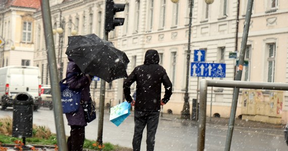 Wtorek zapowiada się deszczowy, również z opadami śniegu, lokalnie możliwe są opady marznącego deszczu. Najchłodniej będzie na Suwalszczyźnie, najcieplej na Dolnym Śląsku – informują synoptycy. 