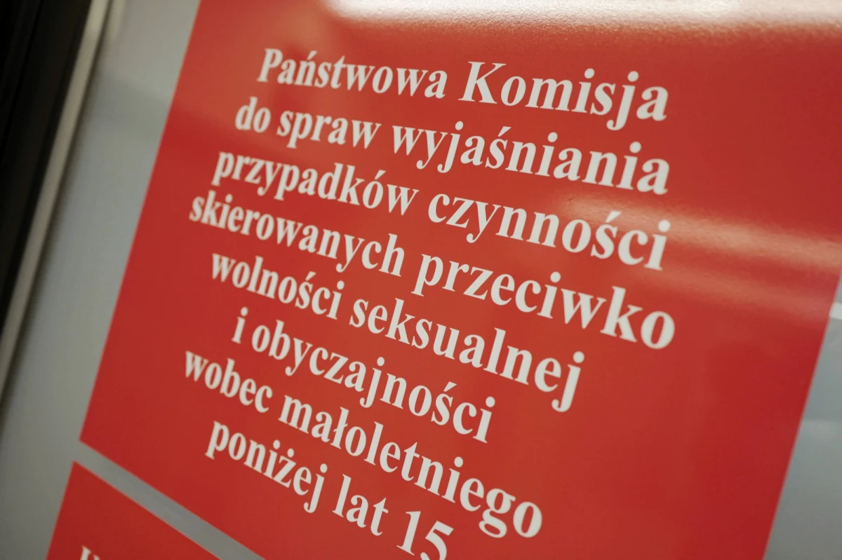 Jest dwóch kandydatów na wakaty w Państwowej Komisji ds. Pedofilii. O miejsca będą zabiegać Karolina Bućko, adwokat specjalizującej się w reprezentowaniu ofiar przestępstw seksualnych oraz Kacper Świtkiewicz ze Stowarzyszenia Na Rzecz Praworządności w Oświacie.