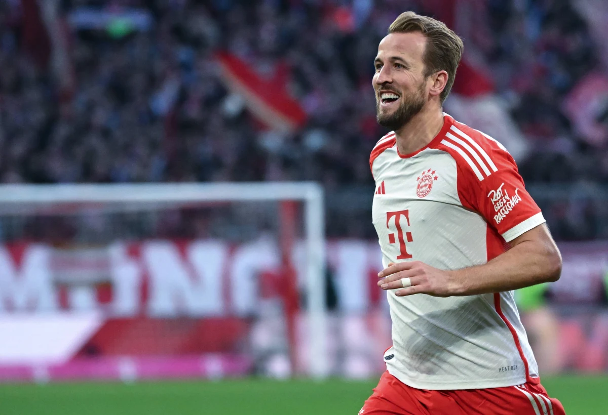 Bayern Monachium już niedługo sprzeda 100-tysięczną koszulkę z nazwiskiem pozyskanego latem Anglika Harry'ego Kane'a. 30-letni napastnik jest pod tym względem rekordzistą, bo trykoty z nazwiskiem żadnego piłkarza nie miały w ciągu pierwszego sezonu tylu nabywców - poinformował magazyn "Kicker".