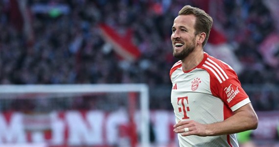Bayern Monachium już niedługo sprzeda 100-tysięczną koszulkę z nazwiskiem pozyskanego latem Anglika Harry'ego Kane'a. 30-letni napastnik jest pod tym względem rekordzistą, bo trykoty z nazwiskiem żadnego piłkarza nie miały w ciągu pierwszego sezonu tylu nabywców - poinformował magazyn "Kicker".