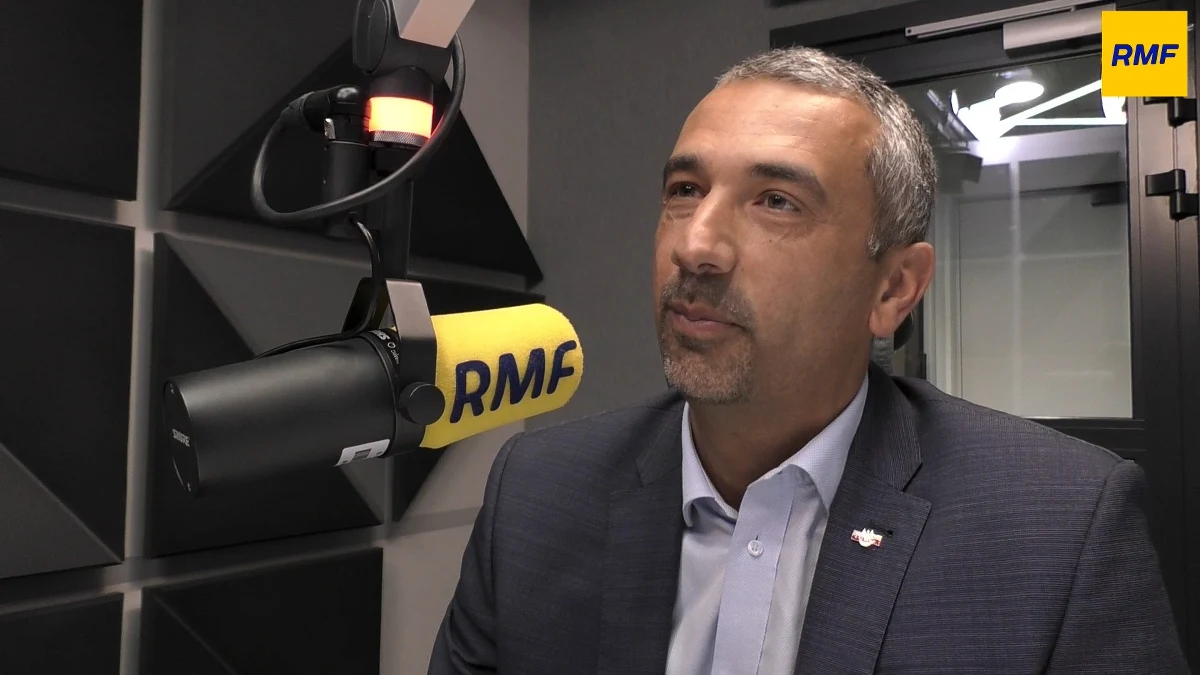 Słyszę wypowiedzi części przedstawicieli opozycji, że jednak powinienem być wybrany. Sam z dużym zaciekawieniem przyglądam się tej mojej małej epopei - mówił w Rozmowie w południe w RMF FM i Radiu RMF24 senator PiS Marek Pęk, który przepadł w głosowaniu na wicemarszałka Senatu.