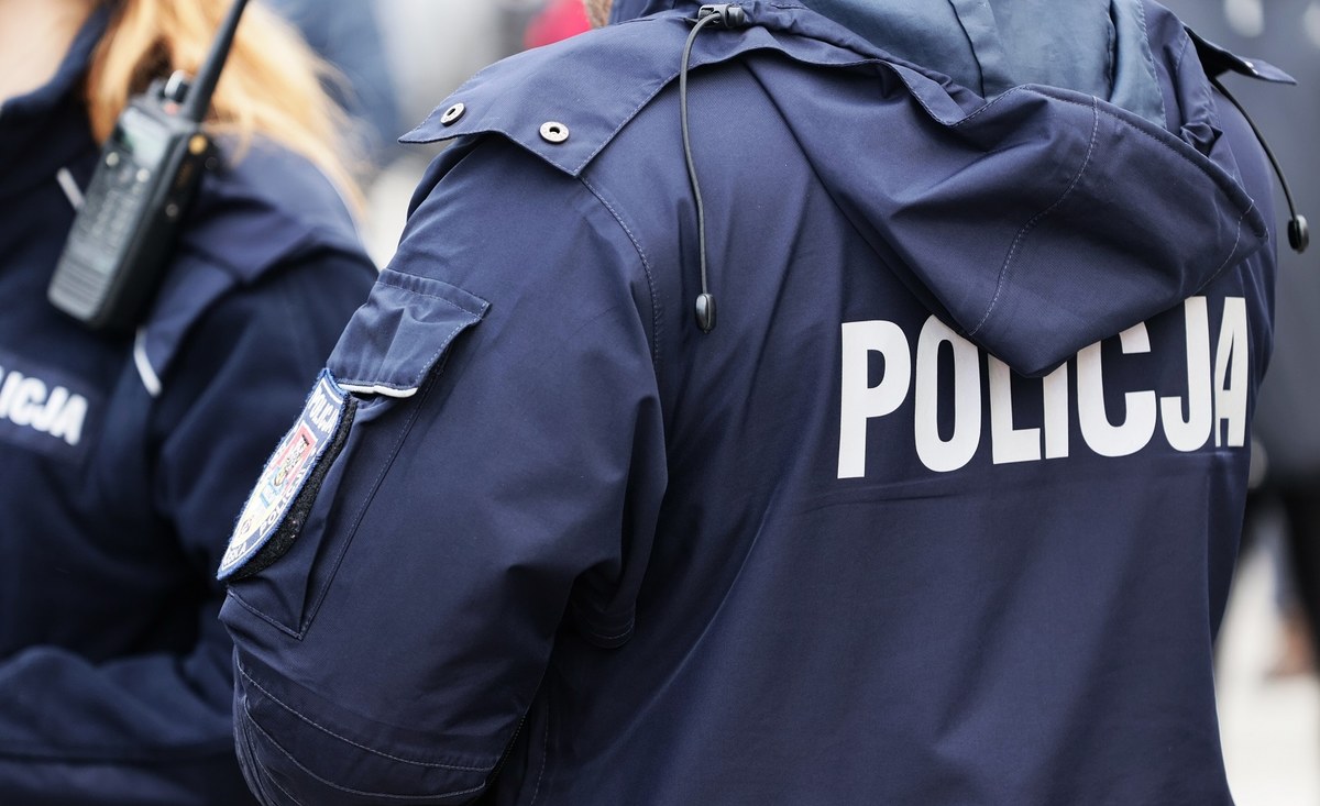 Martwą kobietę z raną ciętą szyi znaleziono we wtorek wczesnym rankiem w Wieruszowie (Łódzkie) w domu jednorodzinnym wynajmowanym przez obywateli Gruzji. Jak ustalił reporter RMF FM, policjanci poszukują mężczyzny podejrzewanego o brutalne zabójstwo.