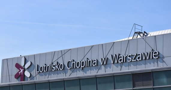 W kokpicie jednego z samolotów na Lotnisku Chopina w Warszawie zauważono dym. Na miejsce wezwano służby lotniskowe, które ewakuowały ponad 200 pasażerów.