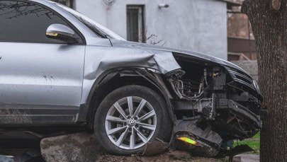 17-latek za kółkiem. Przejażdżkę zakończył uderzeniem w drzewo