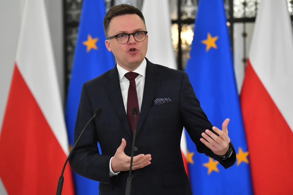 Premier Mateusz Morawiecki powiedział, że jeżeli go zaproszę, bardzo chętnie spotka się ze mną, by porozmawiać o projektach, które wpływają do Sejmu. Chcę zapewnić pana premiera, że dojdzie do takiego spotkania zaraz po tym, jak wyklaruje się jego status - powiedział marszałek Sejmu Szymon Hołownia. 