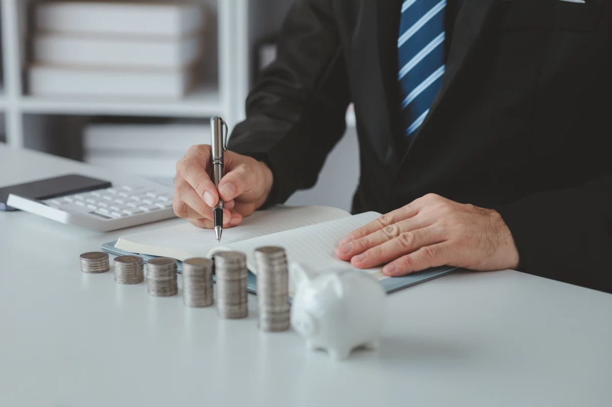 Przeciętne miesięczne wynagrodzenie brutto w sektorze przedsiębiorstw w październiku 2023 r. wyniosło 7544,98 zł. Oznacza to wzrost o 12,8 proc. rok do roku - poinformował Główny Urząd Statystyczny.