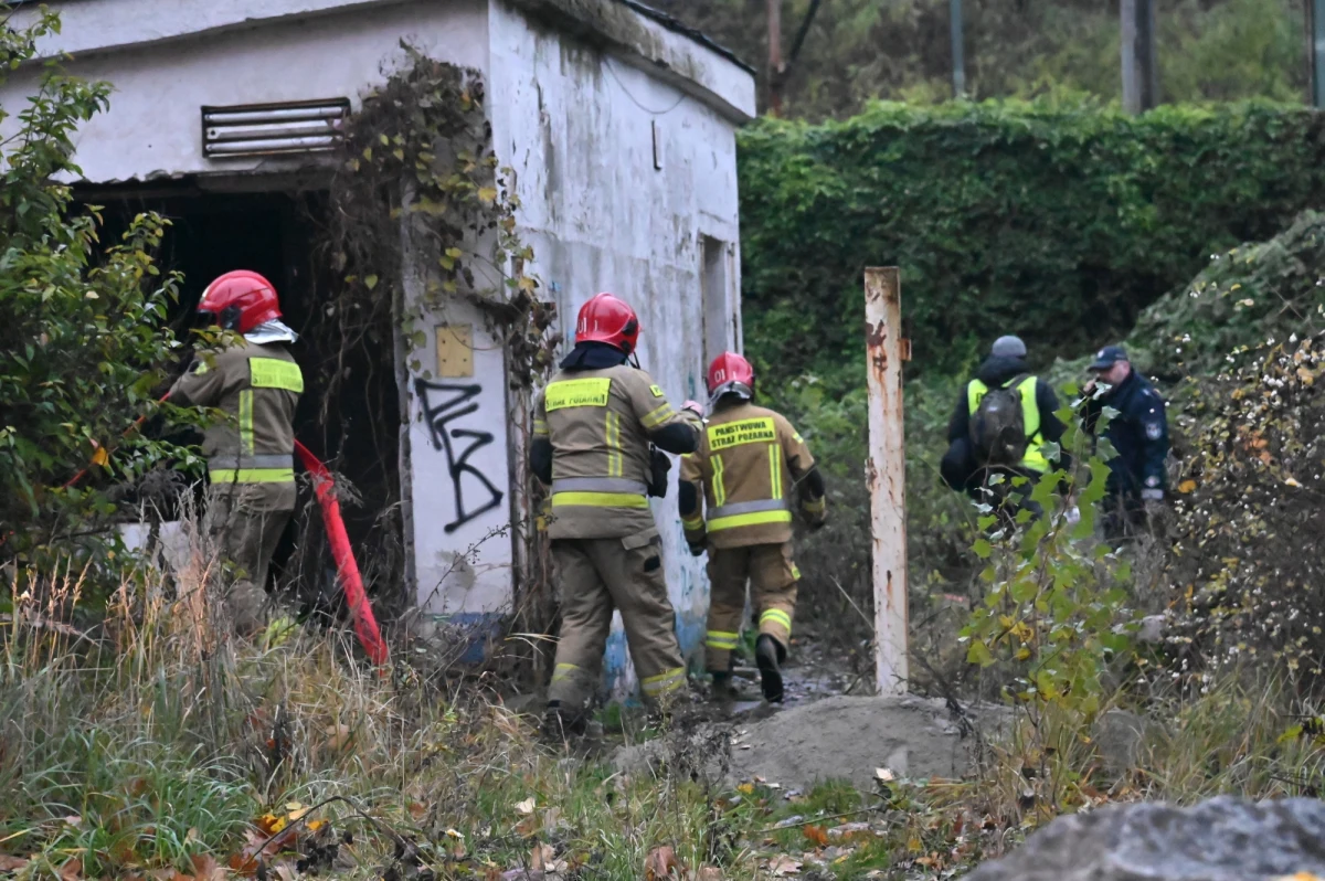 Jedna osoba zginęła w pożarze pustostanu przy ul. Krzysztofa Kolumba w Szczecinie. Na miejscu pracowały trzy zastępy strażackie. 
