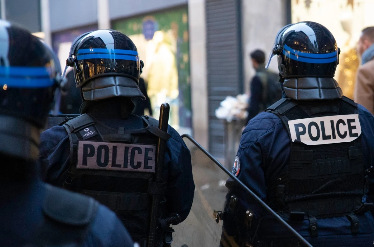 Podczas balu w ratuszu w małej francuskiej wiosce Crepol, liczącej 500 mieszkańców, doszło do gwałtownych zamieszek z udziałem młodzieży. Według świadków zdarzenia sala "przypominała rzeźnię, a młodzi przyszli zabić". W bójce rannych zostało 20 osób, a 16-latek zmarł na skutek ran ciętych.