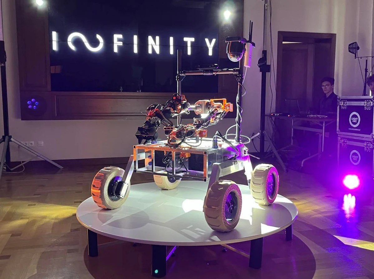 Scorpio 8 Infinity - to nazwa łazika marsjańskiego, którego premiera odbyła się dziś na Politechnice Wrocławskiej. Zaprojektowali i zbudowali go studenci z Koła Naukowego Pojazdów Niekonwencjonalnych Off-Road.