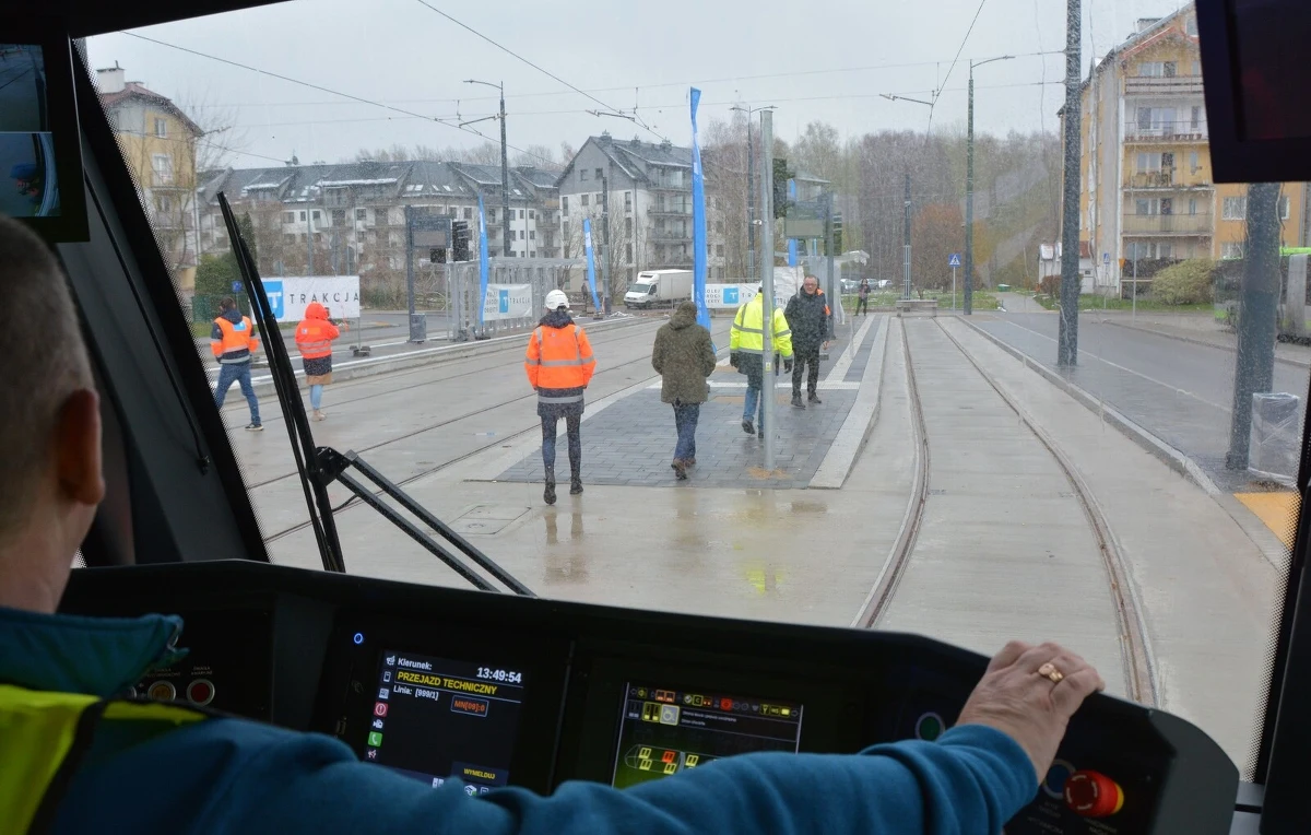 Już tylko tygodnie dzielą nas od uruchomienia nowej linii tramwajowej, która połączy popularne olsztyńskie sypialnie z centrum miasta i dworcem głównym. Dla kierowców oznacza to powrót do normalności po wielu miesiącach utrudnień. Testy nowej linii tramwajowej już trwają. Na razie nie ma większych problemów.