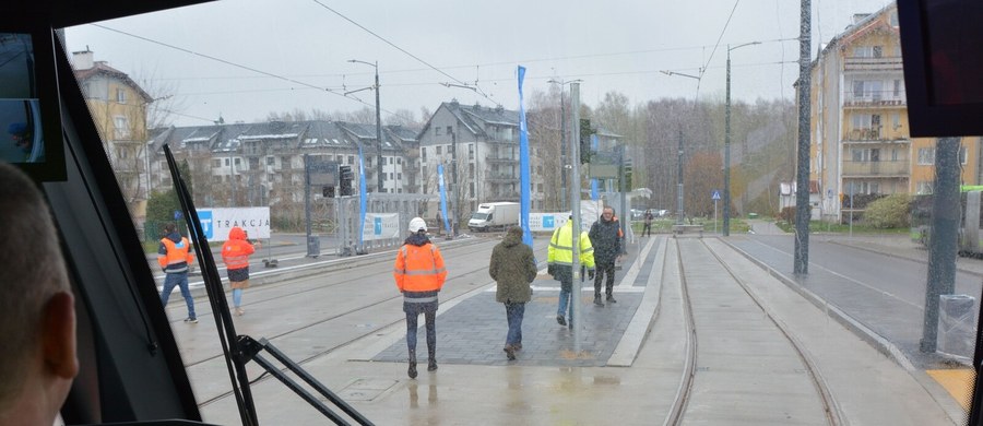 Już tylko tygodnie dzielą nas od uruchomienia nowej linii tramwajowej, która połączy popularne olsztyńskie sypialnie z centrum miasta i dworcem głównym. Dla kierowców oznacza to powrót do normalności po wielu miesiącach utrudnień. Testy nowej linii tramwajowej już trwają. Na razie nie ma większych problemów.