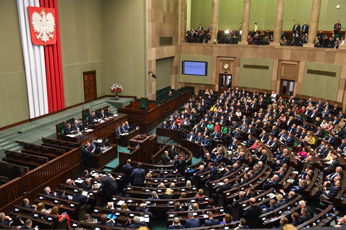 Sejm w bloku głosowań zatwierdził siedmioosobowy skład komisji ds. służb specjalnych. Pierwsze posiedzenie, na którym posłowie wybiorą przewodniczącego i wiceprzewodniczących, odbędzie się o godz. 15.00 z udziałem marszałka lub wicemarszałka Izby.