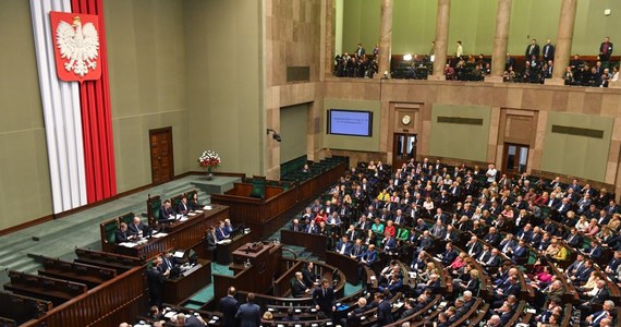 Sejm w bloku głosowań zatwierdził siedmioosobowy skład komisji ds. służb specjalnych. Pierwsze posiedzenie, na którym posłowie wybiorą przewodniczącego i wiceprzewodniczących, odbędzie się o godz. 15.00 z udziałem marszałka lub wicemarszałka Izby.