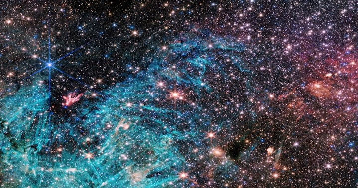 Najnowsze zdjęcie z Kosmicznego Teleskopu Jamesa Webba przedstawia część gęstego centrum naszej galaktyki z niespotykaną dotąd szczegółowością, w tym nigdy wcześniej niewidziane cechy, które astronomowie muszą jeszcze wyjaśnić.