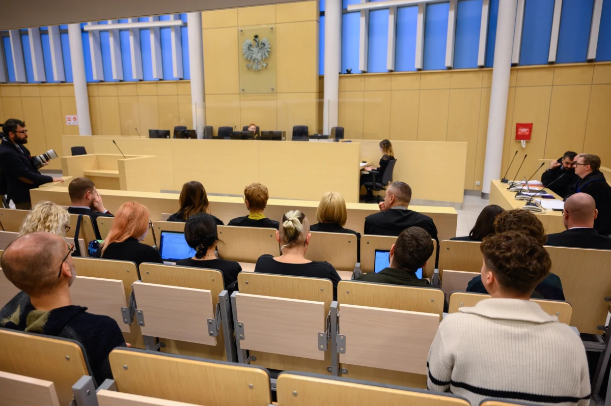 Sąd Okręgowy w Poznaniu uchylił nieprawomocny wyrok uniewinniający ponad 30 osób oskarżonych w związku z protestem w poznańskiej katedrze po wyroku Trybunału Konstytucyjnego ws. aborcji. Sprawą ponownie zajmie się sąd rejonowy.