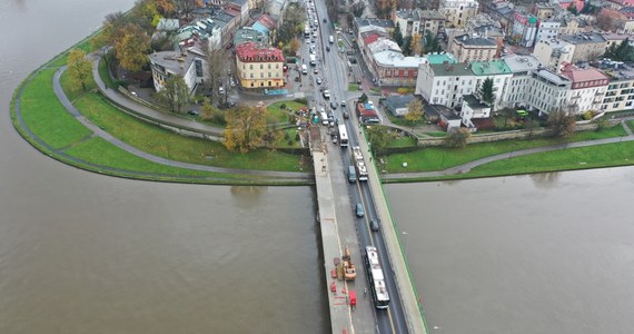 Deszczowa pogoda komplikuje pracę drogowców w Krakowie. Zaplanowane na 22/23 listopada otwarcie Mostu Dębnickiego ma zostać przesunięte na późniejszy termin. 

