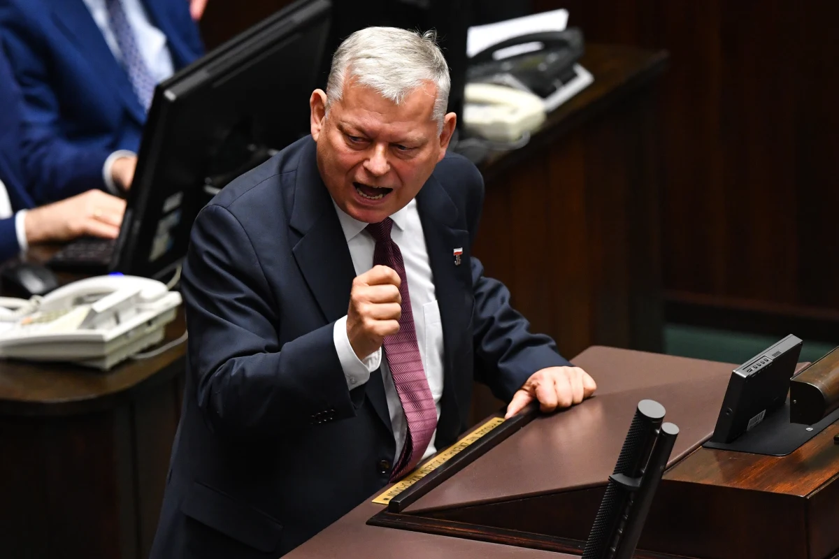 Już kilkanaście minut po wznowieniu obrad Sejmu przy mównicy zrobiło się gorąco. Gdy dyskutowano o przerwie, wystąpić chciał Marek Suski, ale marszałek Szymon Hołownia, tłumacząc się regulaminem, nie chciał mu na to pozwolić. "To skandal, marszałek łamie regulamin" - krzyczał na sali obrad Suski.