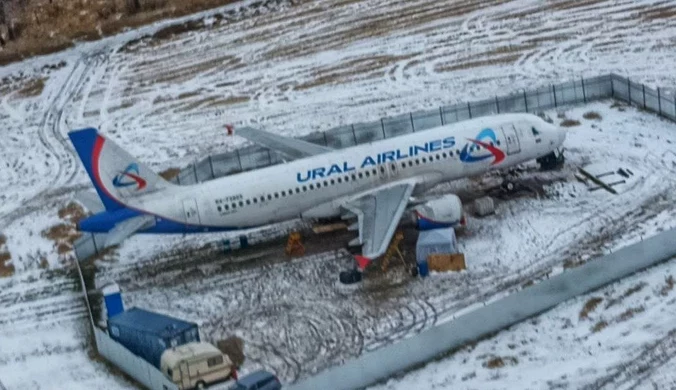 Rosja: Samolot awaryjnie lądował na polu. Od miesięcy czeka na dalszy transport 