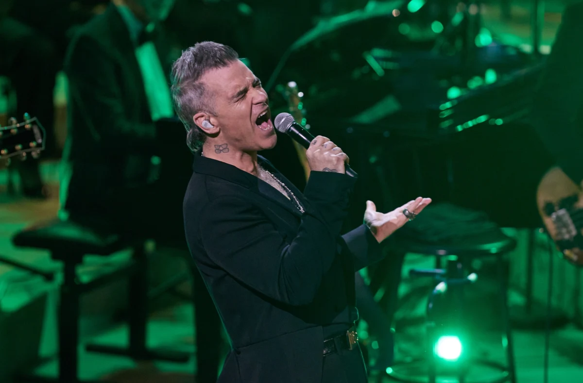 Wypadek podczas koncertu Robbiego Williamsa w Sydney. 70-letnia fanka upadając doznała poważnych obrażeń. Kobieta została wprowadzona w śpiączkę farmakologiczną. Zmarła po kilku dniach w szpitalu.