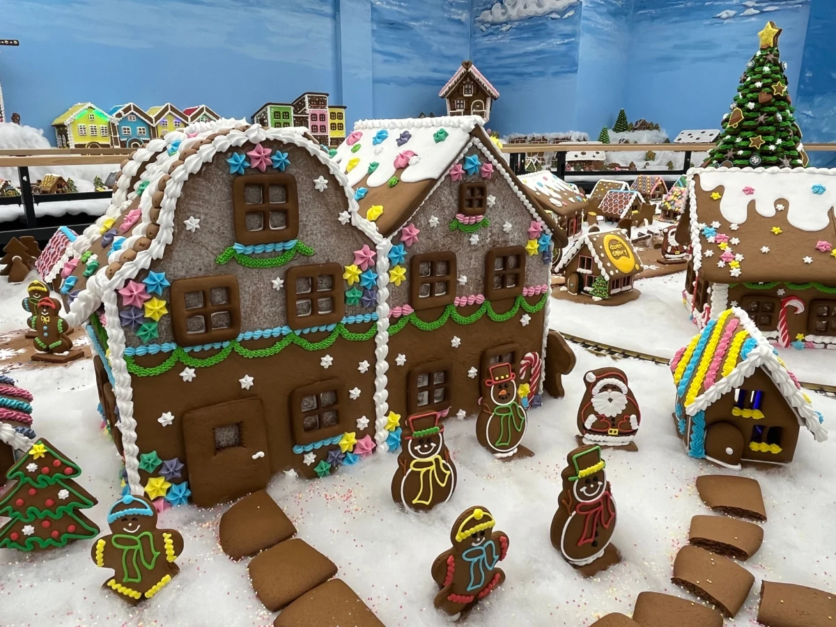 "W magicznej, obsypanej śniegiem krainie, korzenne zapachy tańczą w blasku kolorowych lamp. Wszędzie, gdzie spojrzysz chatki, ludziki i zwierzątka stworzone z lukrowanego piernika, kuszą swoim urokiem. Dookoła słychać stukot czekoladowych pociągów" - tak wrocławskie Kolejkowo opisuje swoją kolejną atrakcję. Jest nią "Miasto z piernika", które będzie otwarte od jutra do końca lutego 2024 roku.