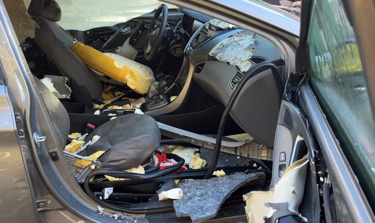 Zwabiony zapachem niedźwiedź wszedł do zaparkowanego samochodu. Zwierzę zatrzasnęło się w środku. Pomógł mu dopiero przez pracownika parku w Kolorado. Niedźwiedź pozostawił jednak w aucie spore zniszczenia i bałagan.