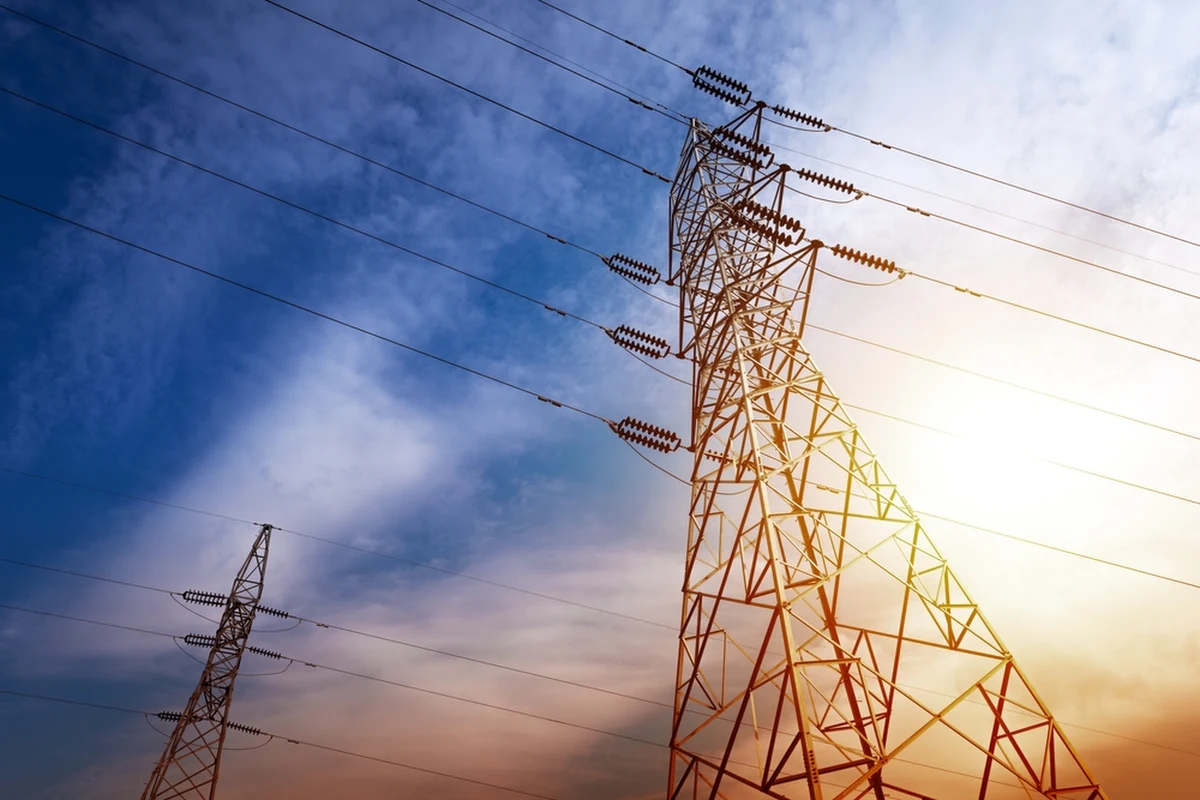 Rząd przyjął projekt, który przewiduje przedłużenie zamrożenia cen energii na 2024 rok. "Rozwiązanie zapewni w następnym roku ochronę Polaków przed wzrostem kosztów energii elektrycznej, paliw gazowych i ciepła" - ogłoszono w komunikacie Kancelarii Prezesa Rady Ministrów.